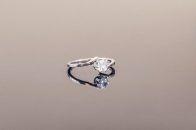 Изследване на символиката на скъпоценните камъни при сребърните годежни пръстени
