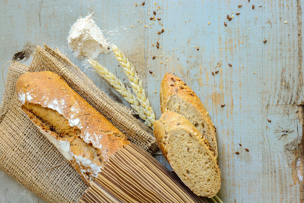 От фермата до масата: Историята на селския бял хляб и неговите традиционни корени